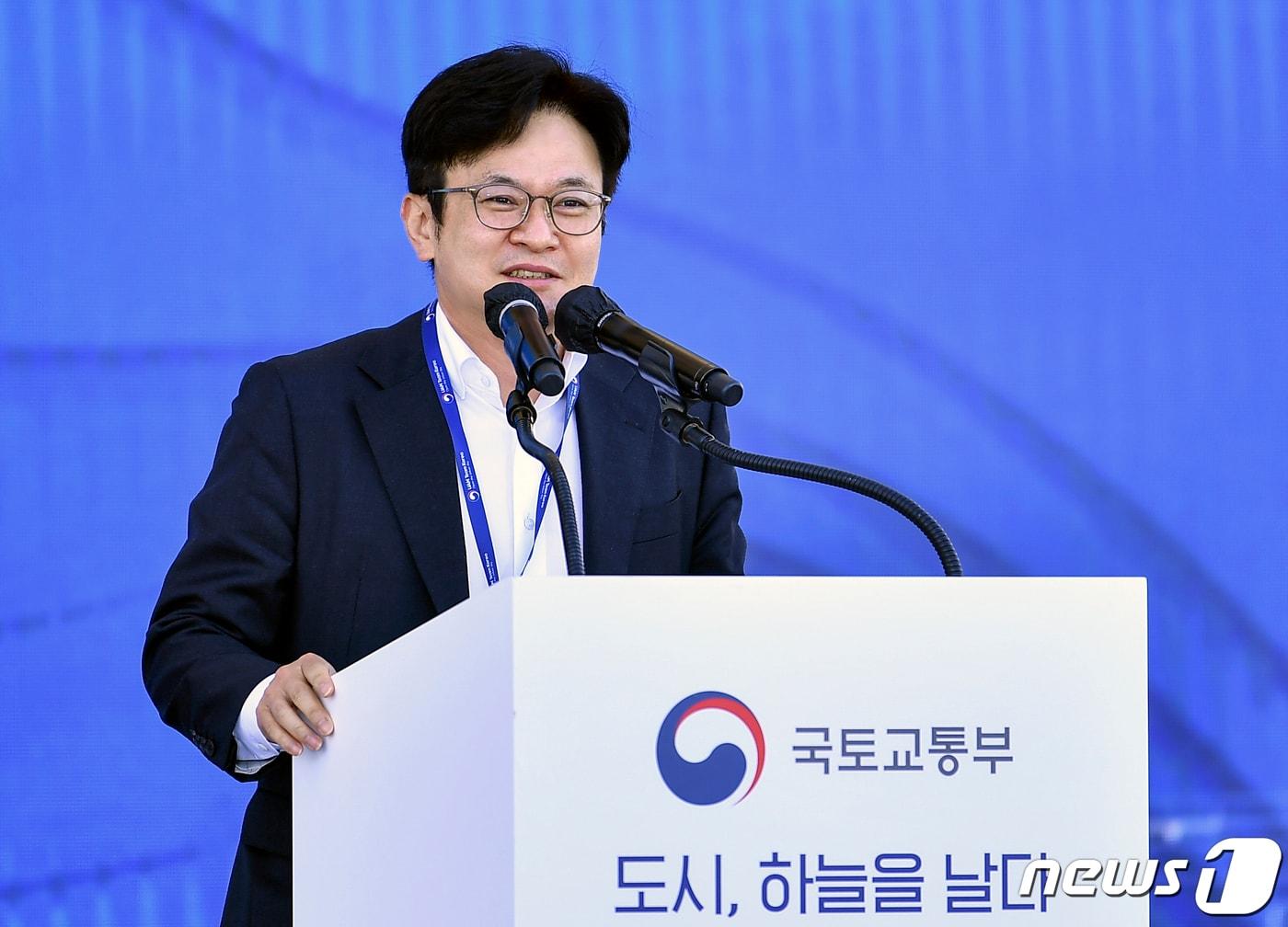 본문 이미지 - 김병수 김포시장이 23일 오전 경기도 김포시 아라마리나에서 열린 '2022 도심항공교통(UAM) 비행시연' 행사에서 발언을 하고 있다.(김포시 제공) / 뉴스1