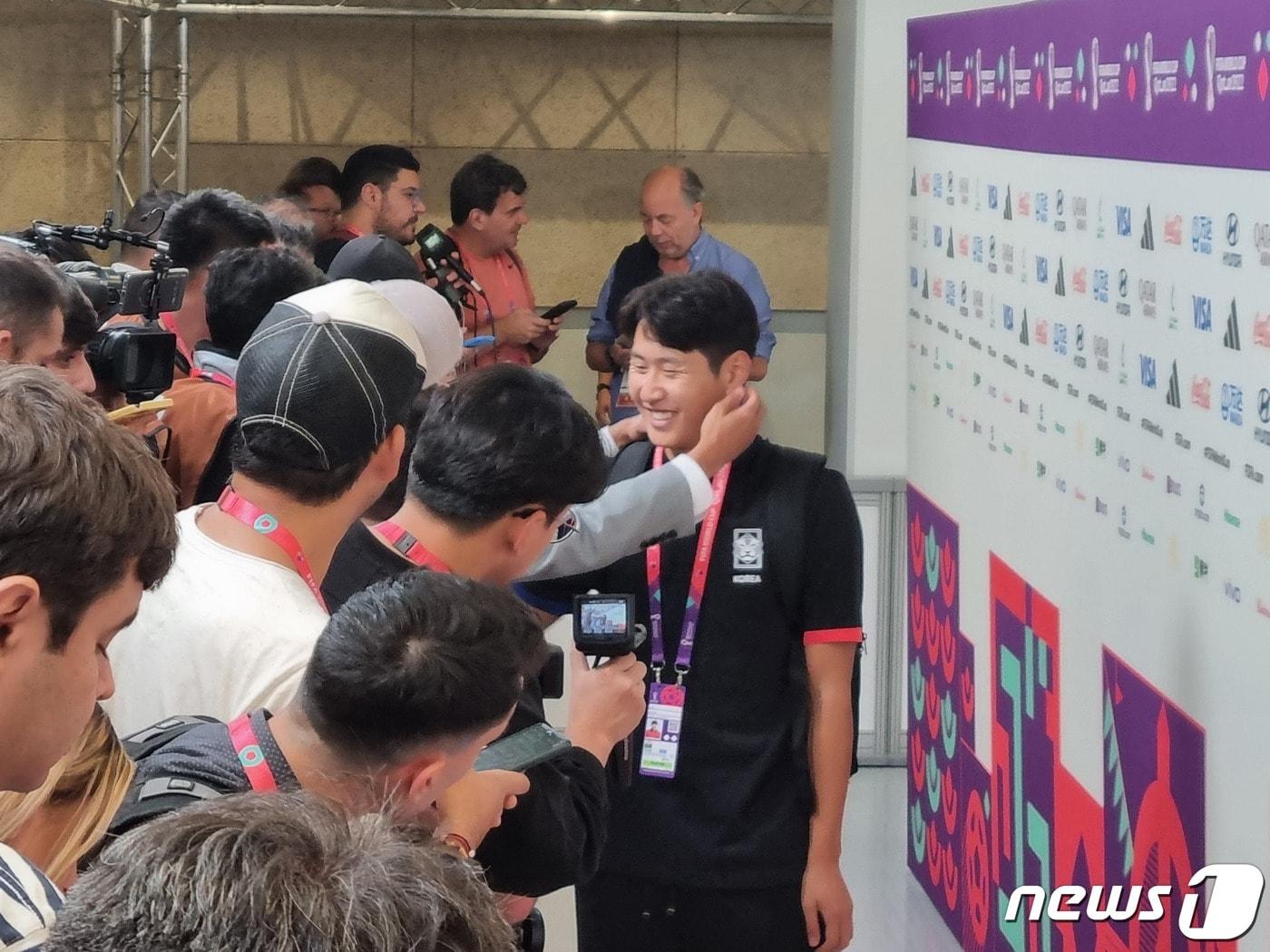 본문 이미지 - 믹스트존에서 스페인 매체들의 관심을 받는 이강인 ⓒ News1 안영준 기자