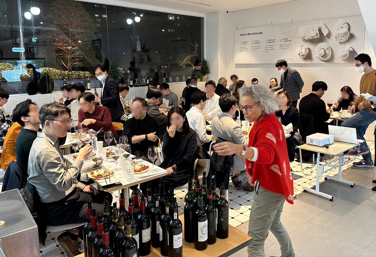 본문 이미지 - 서울시 송파구에 위치한 보틀벙커 제타플렉스점에서 23일 테이스팅 클래스를 진행하고 있는 '클레르 뤼르통'(샤토 뒤포르비방, 샤토 오바쥐 리베랄, 샤토 페리에르 총 3개 와이너리의 오너)의 모습.(롯데쇼핑 제공)