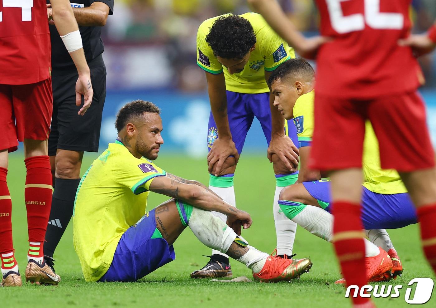 '2022 카타르 월드컵' 브라질 국가대표팀 공격수 네이마르가 25일(현지시간) 루사일 경기장에서 세르비아와의 G조 조별리그 1차전에서 부상 후 쓰러져 있다. 2022. 11. 25. ⓒ 로이터=뉴스1 