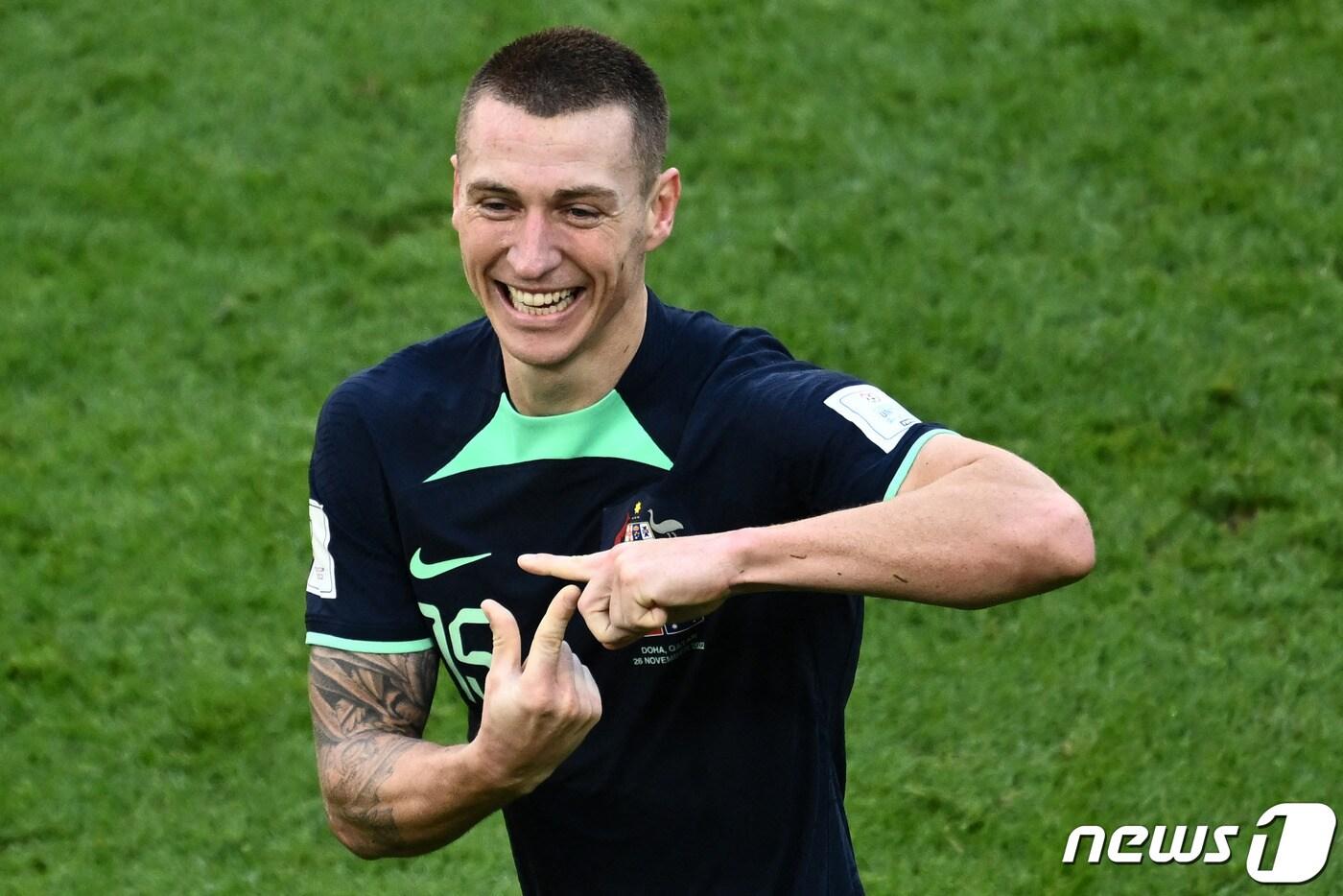 호주 축구대표팀 공격수 미첼 듀크가 26일(한국시간) 열린 2022 카타르 월드컵 튀니지전에서 결승골을 터뜨린 후 'J' 세리머니를 펼쳤다. ⓒ AFP=뉴스1