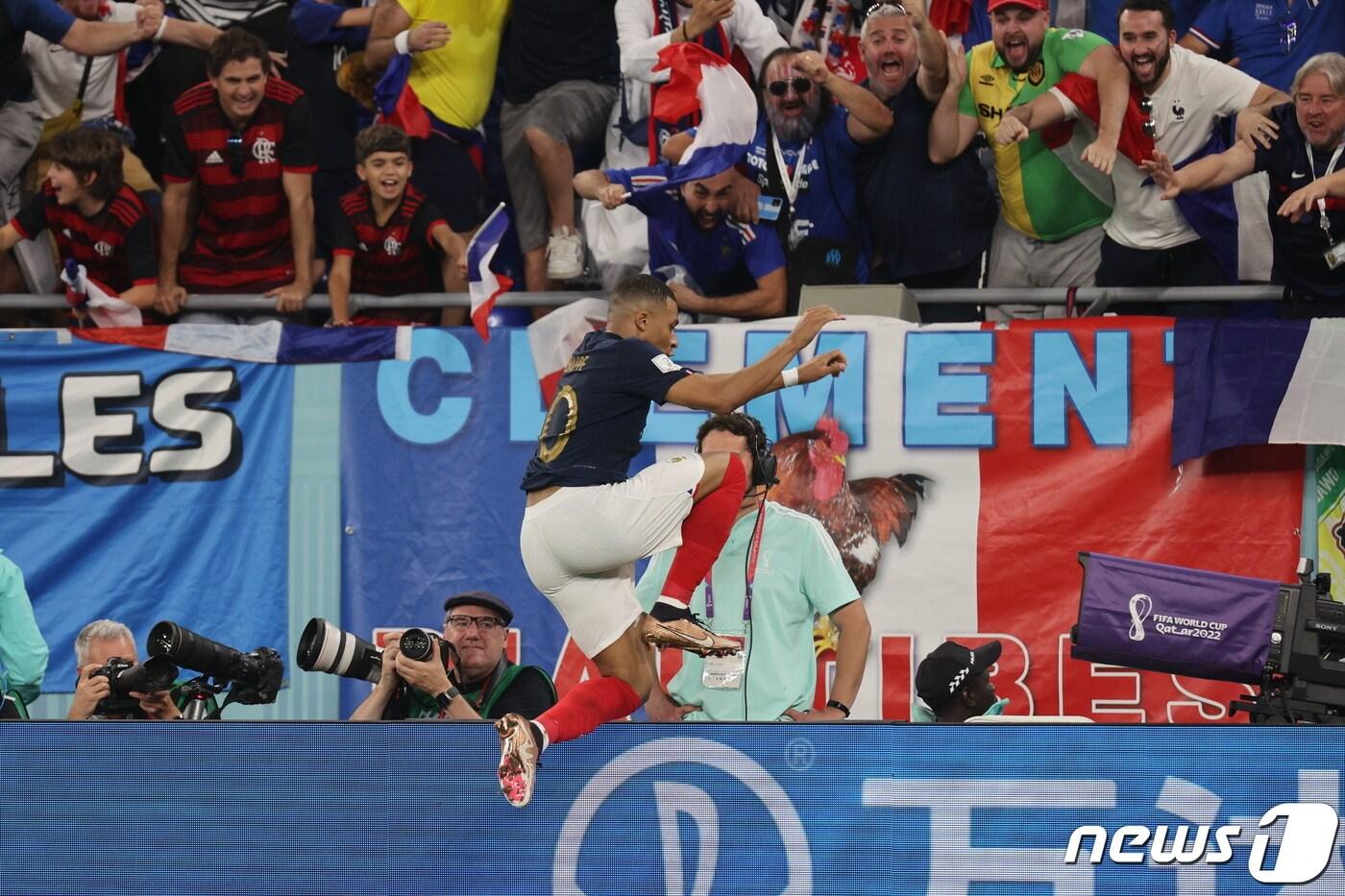 26일 오후(현지시간) 카타르 도하 스타디움974에서 열린 2022카타르 월드컵 조별리그 D조 2차전 프랑스와 덴마크의 경기에서 프랑스 킬리안 음바페가 역전골을 성공시킨뒤 세리머니를 하고 있다. 2022.11.27/뉴스1 ⓒ News1 이광호 기자