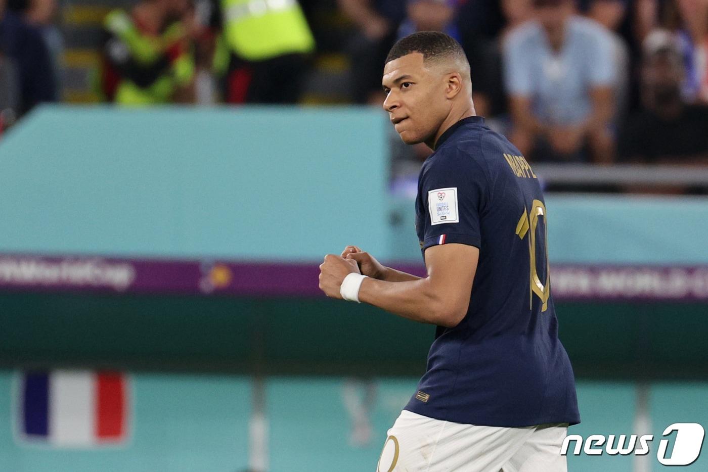 11월26일 오후(현지시간) 카타르 도하 스타디움974에서 열린 2022카타르 월드컵 조별리그 D조 2차전 프랑스와 덴마크의 경기에서 프랑스 음바페가 역전골을 성공시킨뒤 주먹을 불끈 쥐고 있다. 2022.11.27/뉴스1 ⓒ News1 이광호 기자