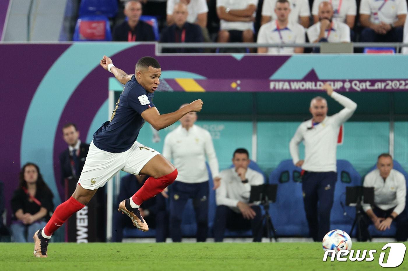 26일 오후(현지시간) 카타르 도하 스타디움974에서 열린 2022카타르 월드컵 조별리그 D조 2차전 프랑스와 덴마크의 경기에서 프랑스 킬리안 음바페가 돌파를 시도하고 있다. 2022.11.27/뉴스1 ⓒ News1 이광호 기자