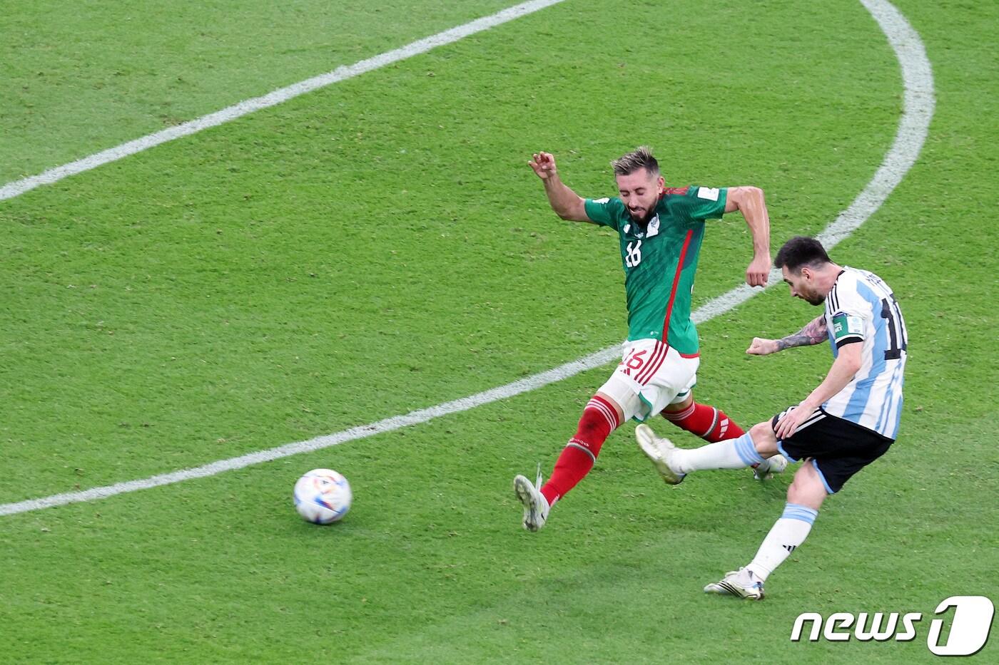 26일(현지시간) 카타르 루사일 스타디움에서 열린 2022 카타르 월드컵 조별리그 C조 2차전 아르헨티나와 멕시코의 경기 후반전에서 아르헨티나 리오넬 메시가 선제골을 넣고 있다. 2022.11.27/뉴스1 ⓒ News1 이동해 기자