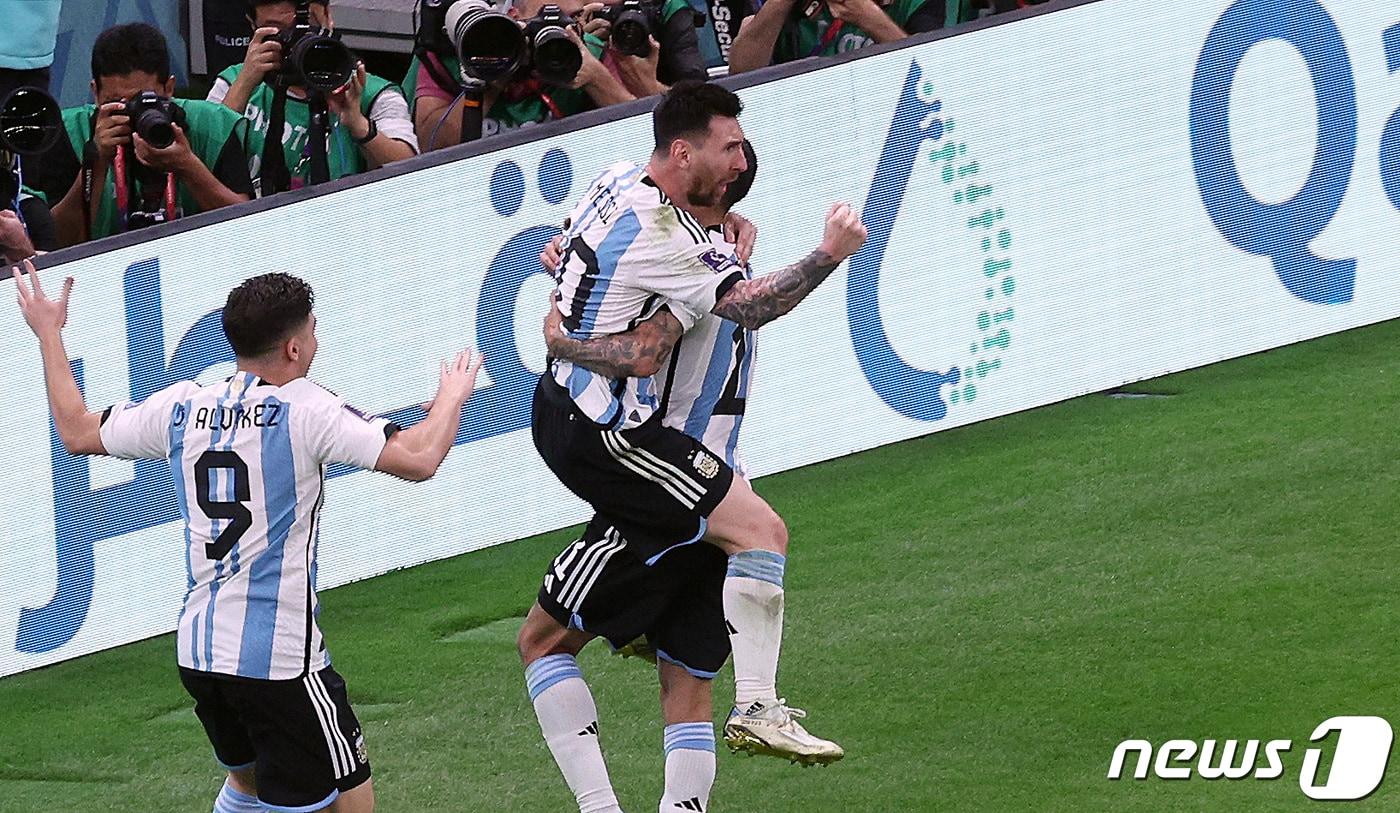 26일(현지시간) 카타르 루사일 스타디움에서 열린 2022 카타르 월드컵 조별리그 C조 2차전 아르헨티나와 멕시코의 경기 후반전에서 아르헨티나 리오넬 메시가 선제골을 넣은 뒤 환호하고 있다. 2022.11.27/뉴스1 ⓒ News1 이동해 기자