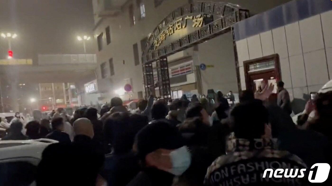 본문 이미지 - 지난해 11월25일 신장 위구르자치구 성도인 우루무치에서 수많은 시민들이 반 제로 코로나 시위를 벌이고 있다. ⓒ 로이터=뉴스1 ⓒ News1 박형기 기자