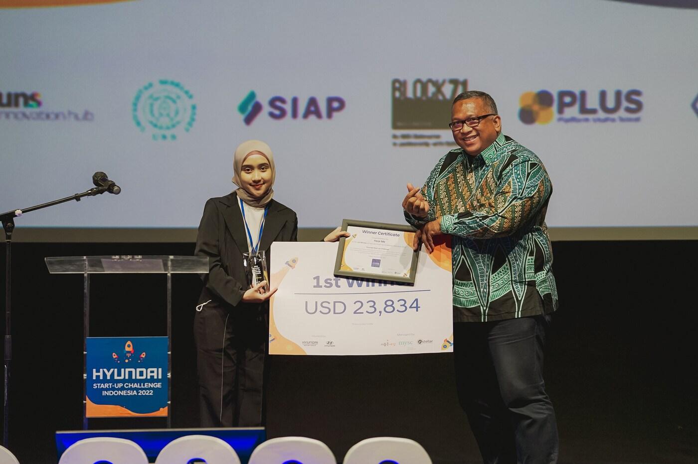 현대차그룹은 지난 25일(금) 인도네시아 자카르타에서 ‘현대 스타트업 챌린지 2022’ 데모데이 및 시상식을 개최했다.최종 1위로 선정된 팀 'Hear Me'가 수상 후 기념 촬영을 하고 있는 모습 (왼쪽) 아탈리아(Athalia) 팀 'Hear Me' 대표 (오른쪽) 이만 산토사(Iman Santosa) 인도네시아 관광창조경제부 국장.