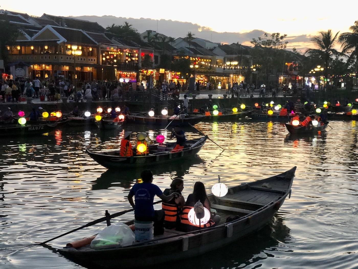 본문 이미지 - 호이안 투본강의 야경ⓒ News1 윤슬빈 기자