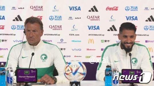 본문 이미지 - '롤스로이스 포상설'에 대해 듣자마자 실소를 터뜨리는 사우디 공격수 살레 알셰흐리(오른쪽). (트위터 갈무리)