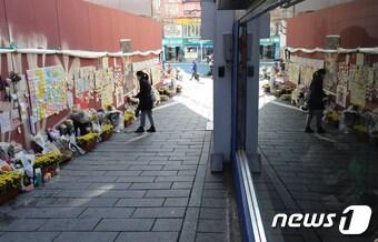 본문 이미지 - 서울 용산구 이태원 참사현장에서 시민들이 희생자를 애도하고 있다. ⓒ News1 송원영 기자