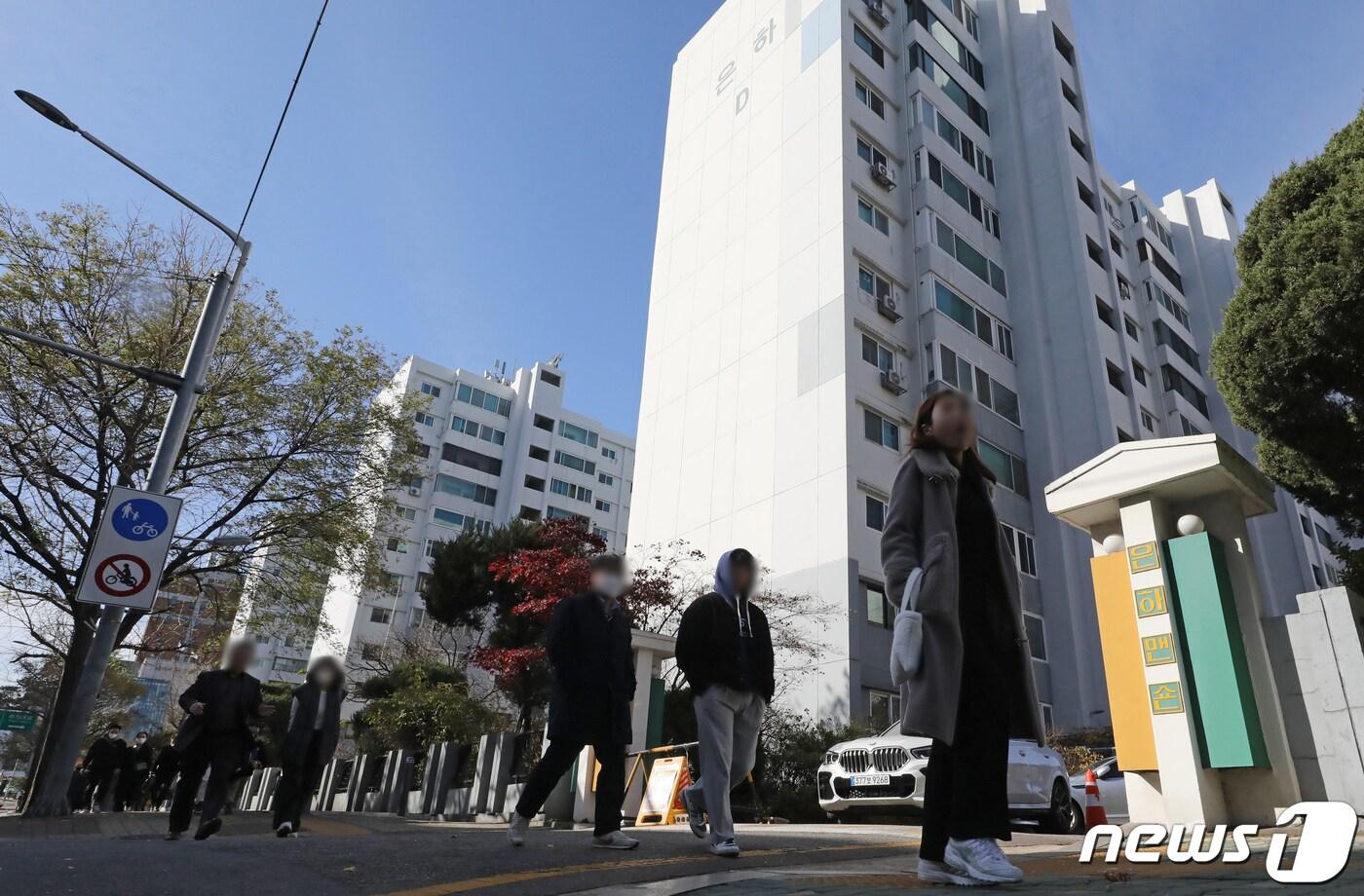 본문 이미지 - 서울 영등포구 여의도 아파트 모습.2022.11.27/뉴스1 ⓒ News1 장수영 기자