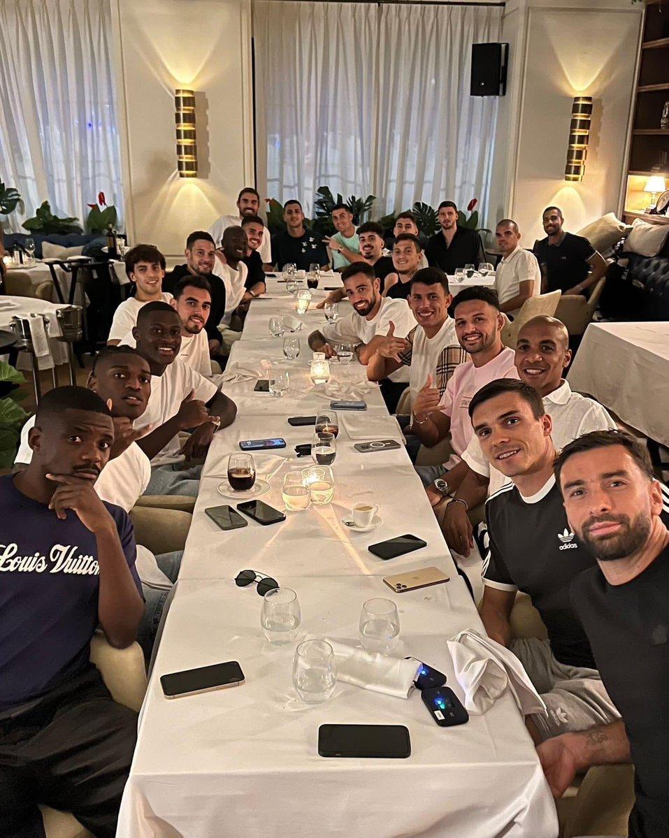 본문 이미지 - 크리스티아누 호날두(안쪽 초록색 상의)가 포르투갈 대표팀 동료들과 저녁 식사를 하는 모습이다. (출처 SNS갈무리)