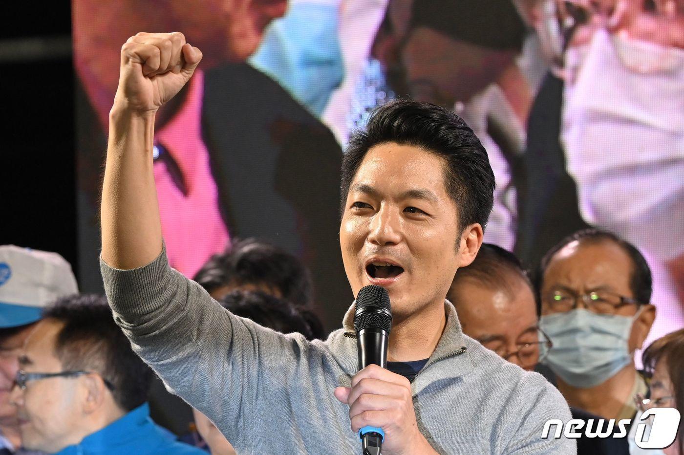 26일 치러진 대만 수도 타이베이 시장 선거에서 장완안(蔣萬安) 국민당 후보가 승리가 확정되자 주먹을 쥐며 지지자들에게 감사를 표하고 있다. ⓒ AFP=뉴스1