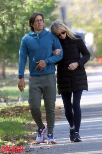 본문 이미지 - 기네스 팰트로(오른쪽)과 그의 남편 브래드 팰 척 사진제공=Splash News ⓒ 뉴스1