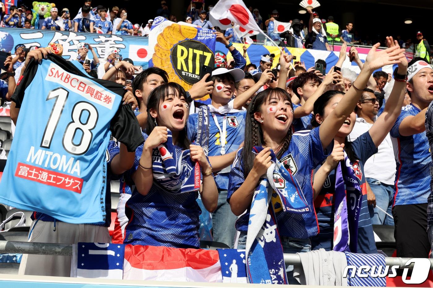 27일 오후(현지시간) 카타르 알라이얀 아흐메드 빈 알리 스타디움에서 열리는 2022 카타르 월드컵 조별리그 E조 2차전 일본과 코스타리카의 경기에서 일본 축구팬들이 열띤 응원을 하고 있다. 2022.11.27/뉴스1 ⓒ News1 이광호 기자