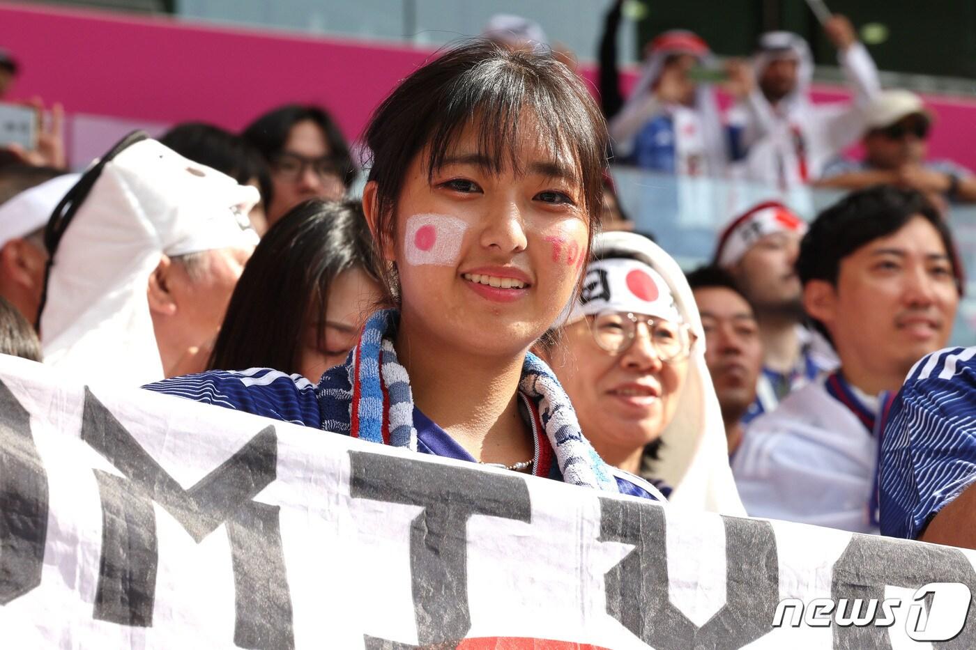 27일 오후(현지시간) 카타르 알라이얀 아흐메드 빈 알리 스타디움에서 열리는 2022 카타르 월드컵 조별리그 E조 2차전 일본과 코스타리카의 경기에서 일본 축구팬들이 열띤 응원을 하고 있다. 2022.11.27/뉴스1 ⓒ News1 이광호 기자