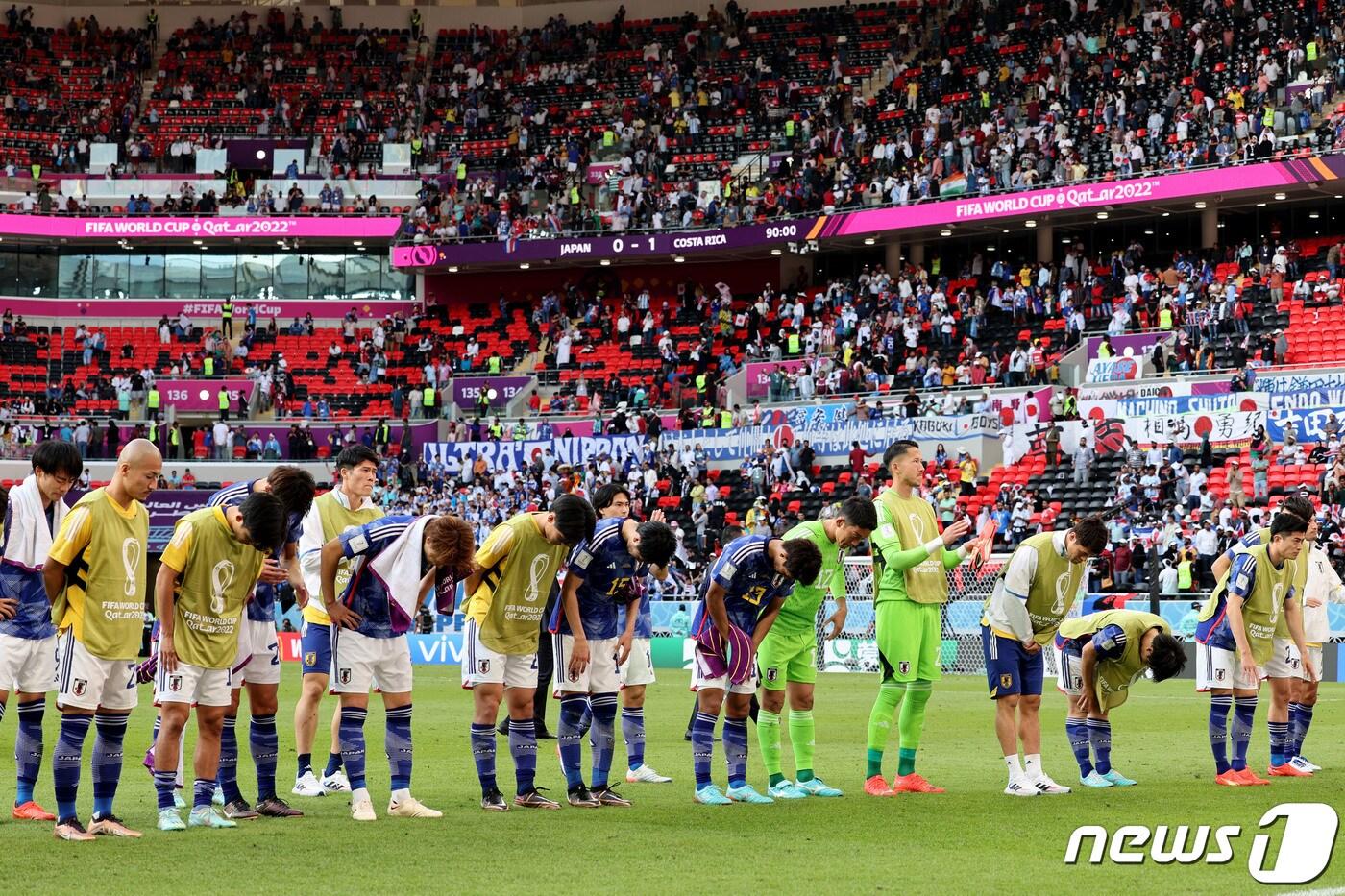 27일 오후(현지시간) 카타르 알라이얀 아흐메드 빈 알리 스타디움에서 열린 2022 카타르 월드컵 조별리그 E조 2차전 일본과 코스타리카의 경기에서 1대 0으로 패한 일본 선수들이 응원단을 향해 인사하고 있다. 2022.11.27/뉴스1 ⓒ News1 이광호 기자