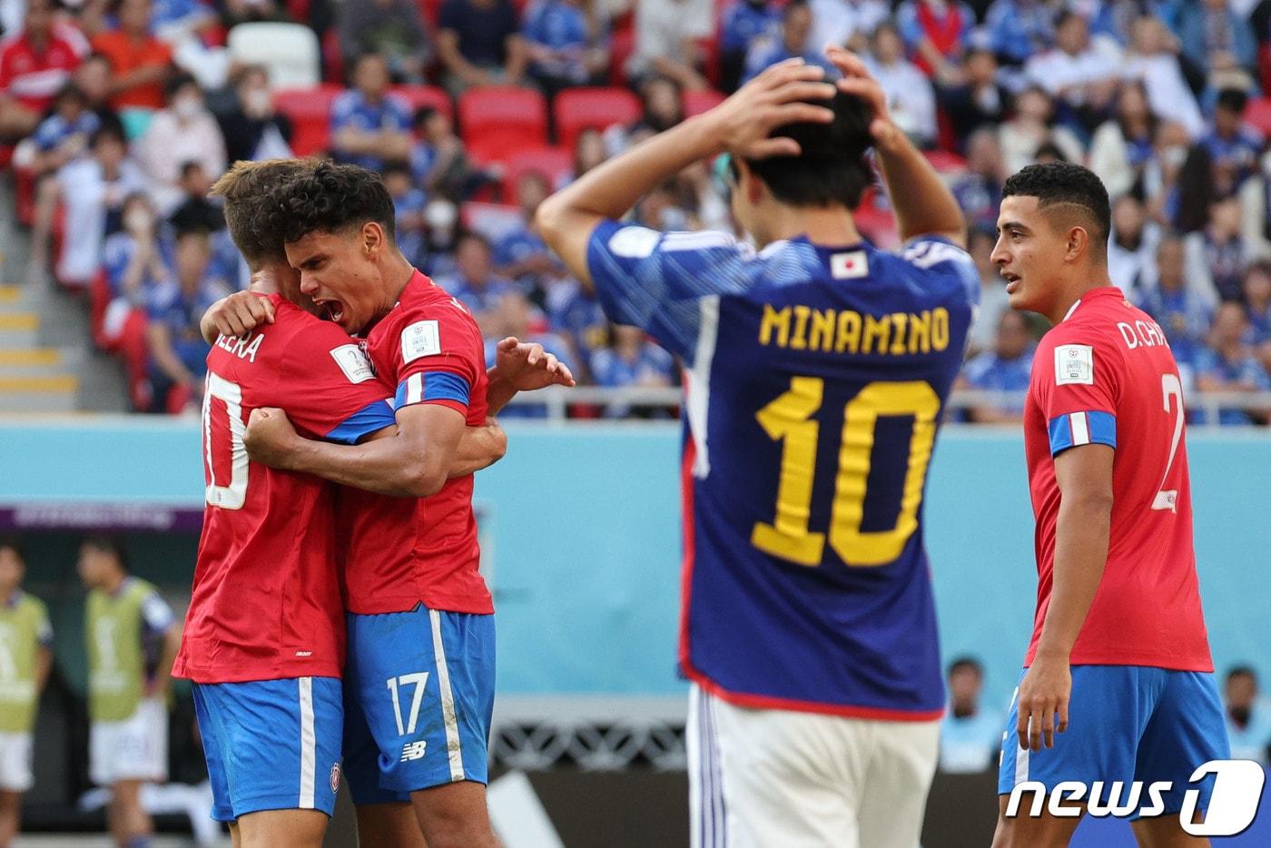 27일 오후(현지시간) 카타르 알라이얀 아흐메드 빈 알리 스타디움에서 열린 2022 카타르 월드컵 조별리그 E조 2차전 일본과 코스타리카의 경기에서 1대 0으로 승리한 코스타리카 선수들이 기쁨을 나누고 있다. 2022.11.27/뉴스1 ⓒ News1 이광호 기자