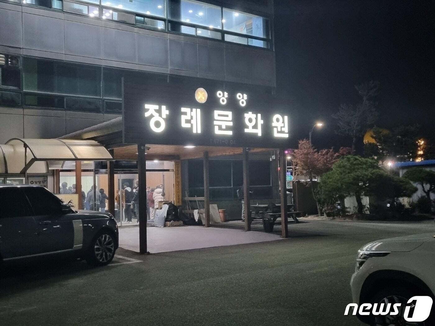 본문 이미지 - 27일 강원 양양군 현북면 어성전리 인근 야산에서 지자체 임차헬기가 추락해 5명이 숨진 가운데, 사망자 5명의 시신이 안치된 양양장례문회원에 유가족들이 모여있다. 2022.11.27/뉴스1 윤왕근 기자