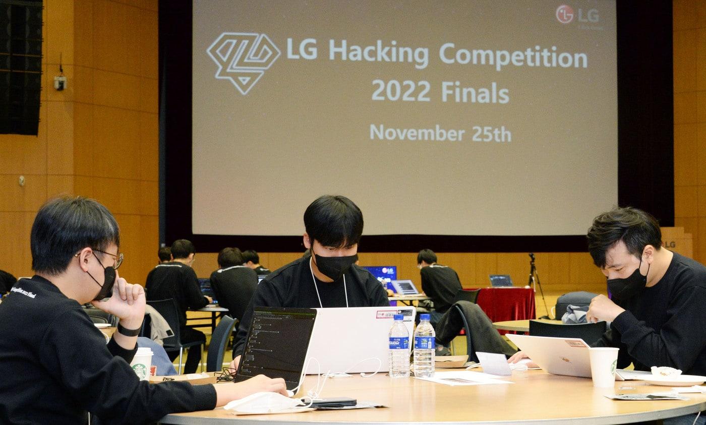 지난 25일 서울 양재동 서초R&D캠퍼스에서 열린 'LG 해킹대회 2022' 참가자들(LG전자 제공).