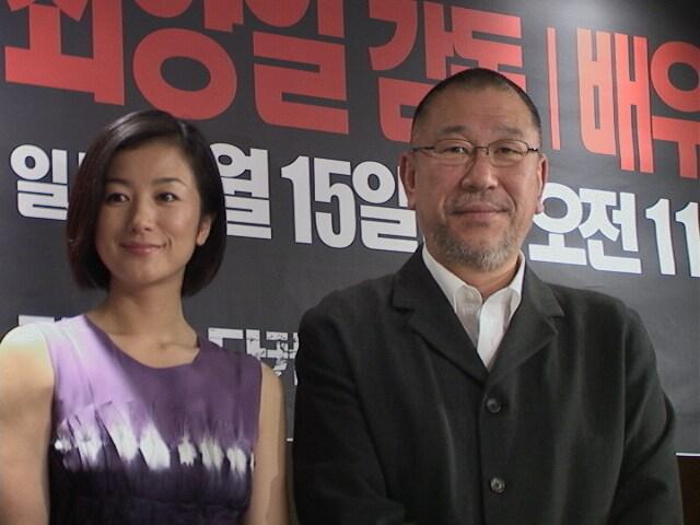 본문 이미지 - 2005년 영화 '피와 뼈'로 내한한 일본 배우 스즈키 쿄카와 최양일 감독/'피와 뼈' 스틸