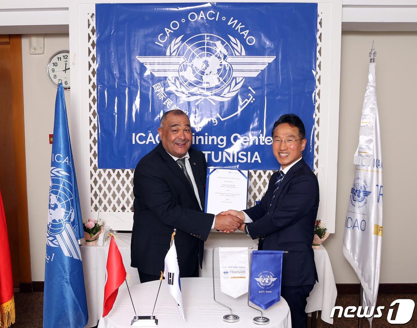 본문 이미지 - 강용규 인천국제공항공사 인재개발원장과 하싼 쎄딕 튀니지 항공교육원 원장이 24일(현지시간) 튀니지 투니스에서 교육협력 업무협약을 체결하고 있다. (인천공항공사 제공) 2022.11.28/뉴스1