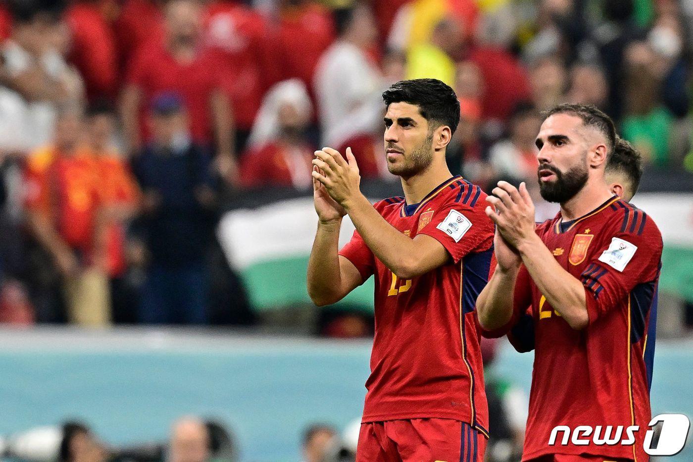 스페인 국가대표팀의 마르코 아센시오(왼쪽)와 다니엘 카르바할이 28일(한국시간) 열린 카타르 월드컵 독일전에서 1-1 무승부를 거둔 뒤 손뼉을 치고 있다. ⓒ AFP=뉴스1