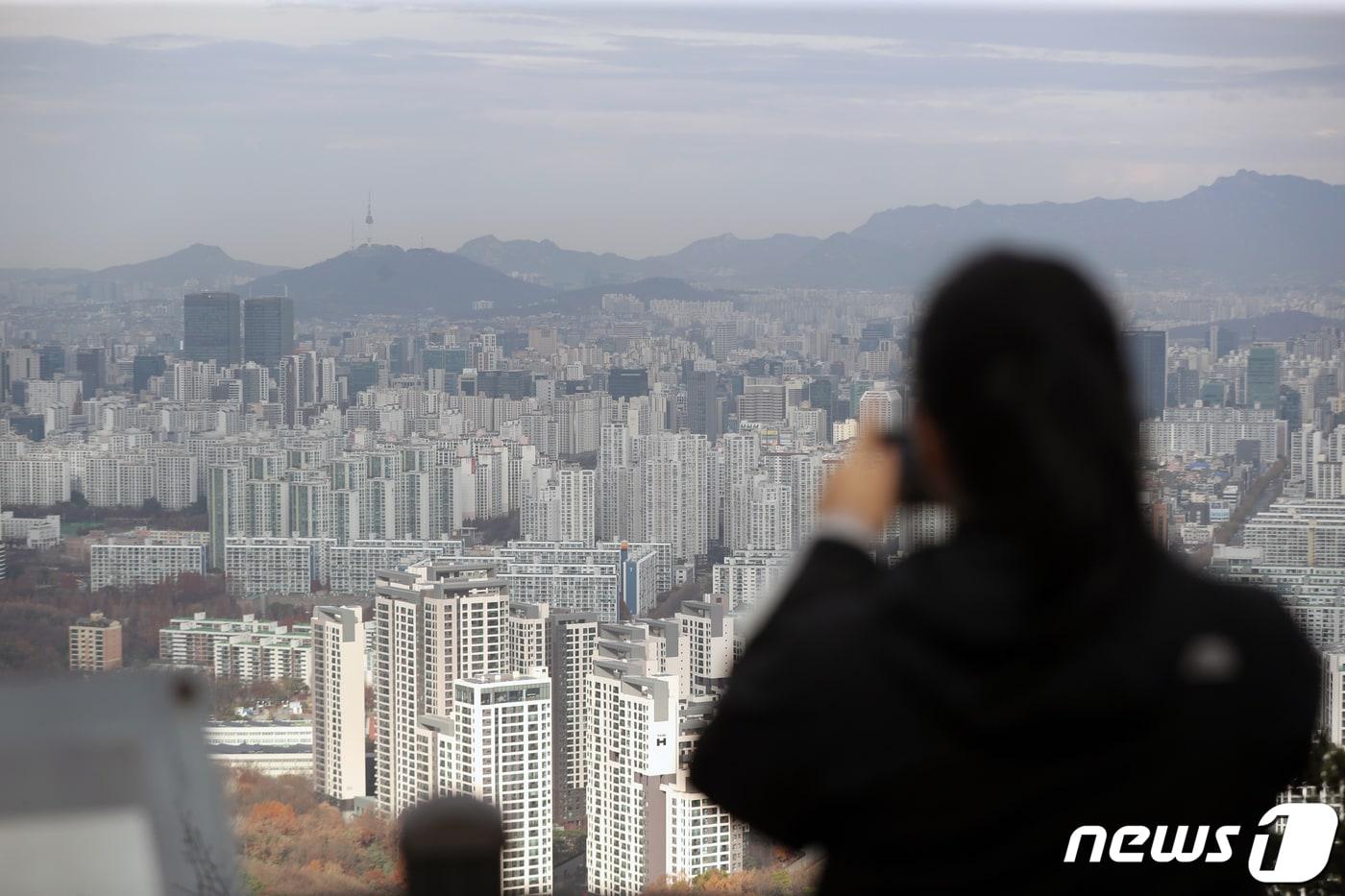 본문 이미지 -  서울 강남구 대모산에서 바라본 강남권 아파트의 모습. 2022.11.28/뉴스1 ⓒ News1 황기선 기자