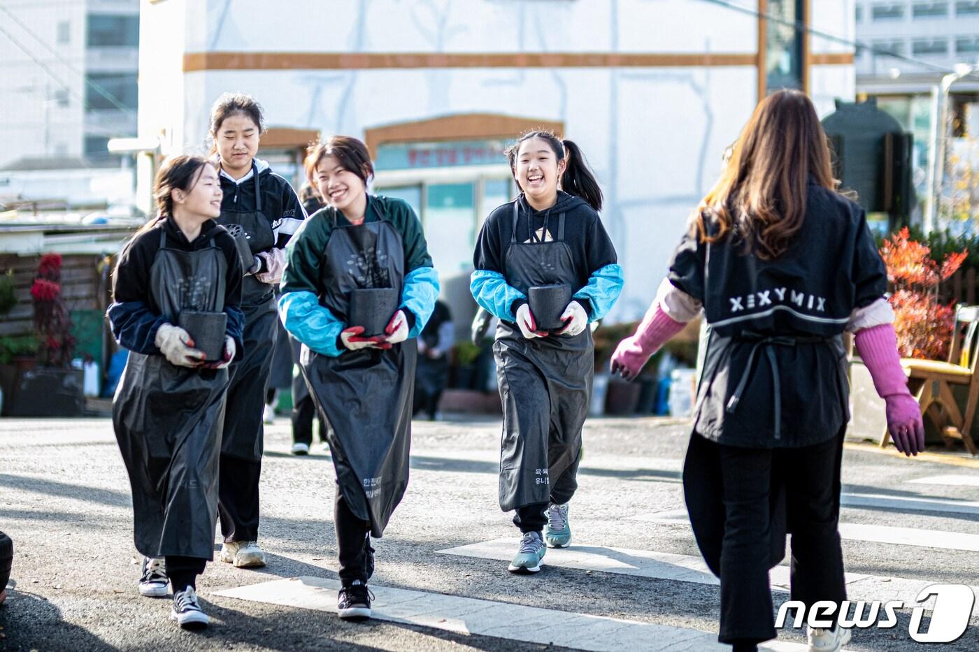 본문 이미지 - 현대자동차 전주공장 기능장회는 지역 소외 이웃들을 돕기 위해 연탄 2000장을 전달했다고 28일 밝혔다.(현대차 전주공장 제공)2022.11.28/뉴스1
