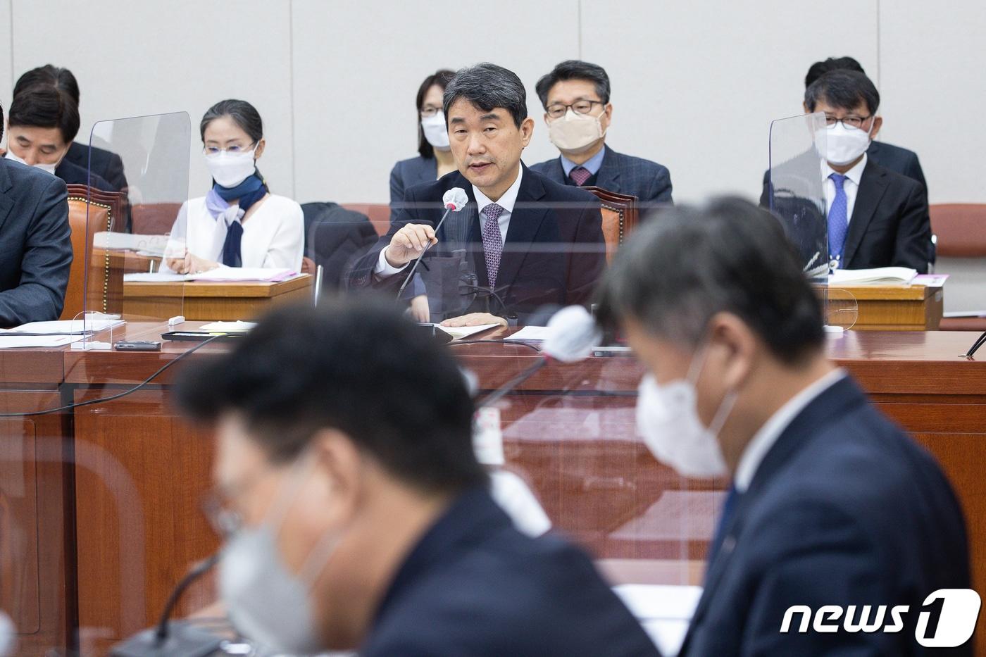 본문 이미지 - 이주호 사회부총리 겸 교육부 장관이 지난 11월28일 서울 여의도 국회에서 열린 제400회 국회(정기회) 교육위원회 제10차 전체회의에서 의원 질의에 답하고 있다. /뉴스1 ⓒ News1 유승관 기자