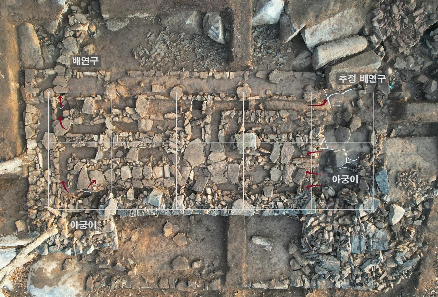 본문 이미지 - 강화 묘시자지에서 확인된 대형 온돌 건물지. (국립강화문화재연구소 제공) 