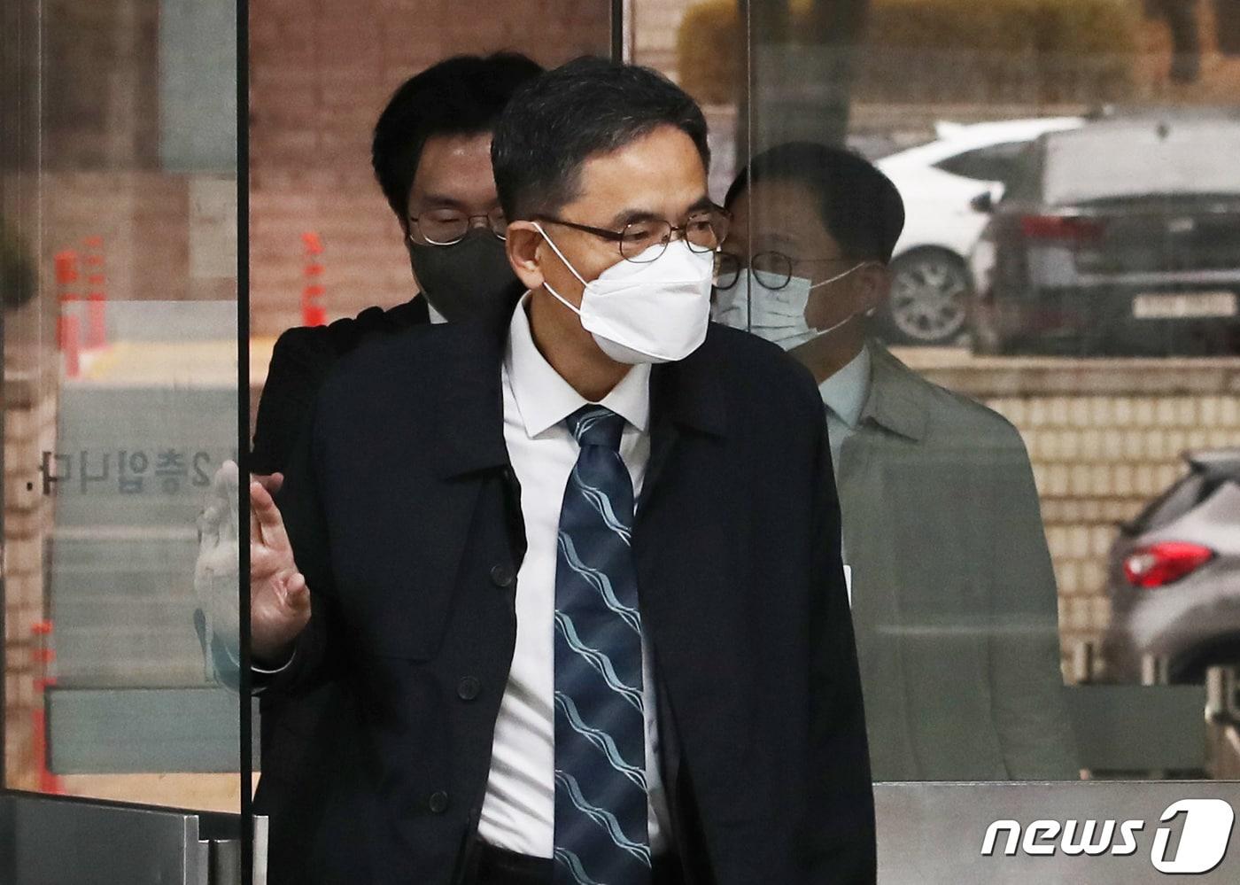 본문 이미지 - 대장동 개발사업을 돕고 아들을 통해 뇌물을 수수한 혐의로 기소된 곽상도 전 국민의힘 의원이 28일 오후 서울 서초구 서울중앙지방법원에서 열린 특정범죄 가중처벌 등에 관한 법률 위반(뇌물) 등 혐의 관련 1심 속행 공판에 출석하고 있다. 2022.11.28/뉴스1 ⓒ News1 김민지 기자