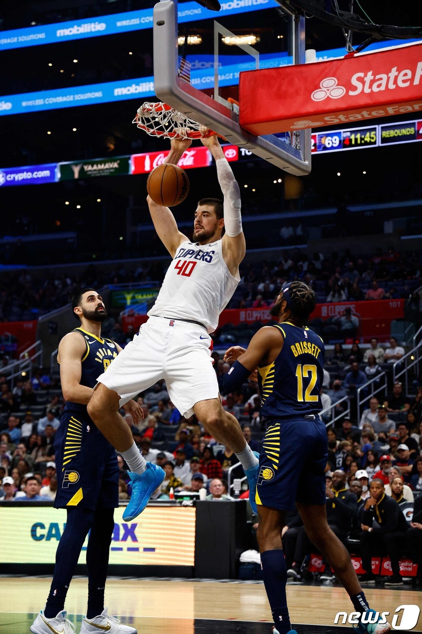 본문 이미지 - LA 클리퍼스 주바츠가 인디애나와 경기에서 덩크슛을 하고 있다. ⓒ AFP=뉴스1