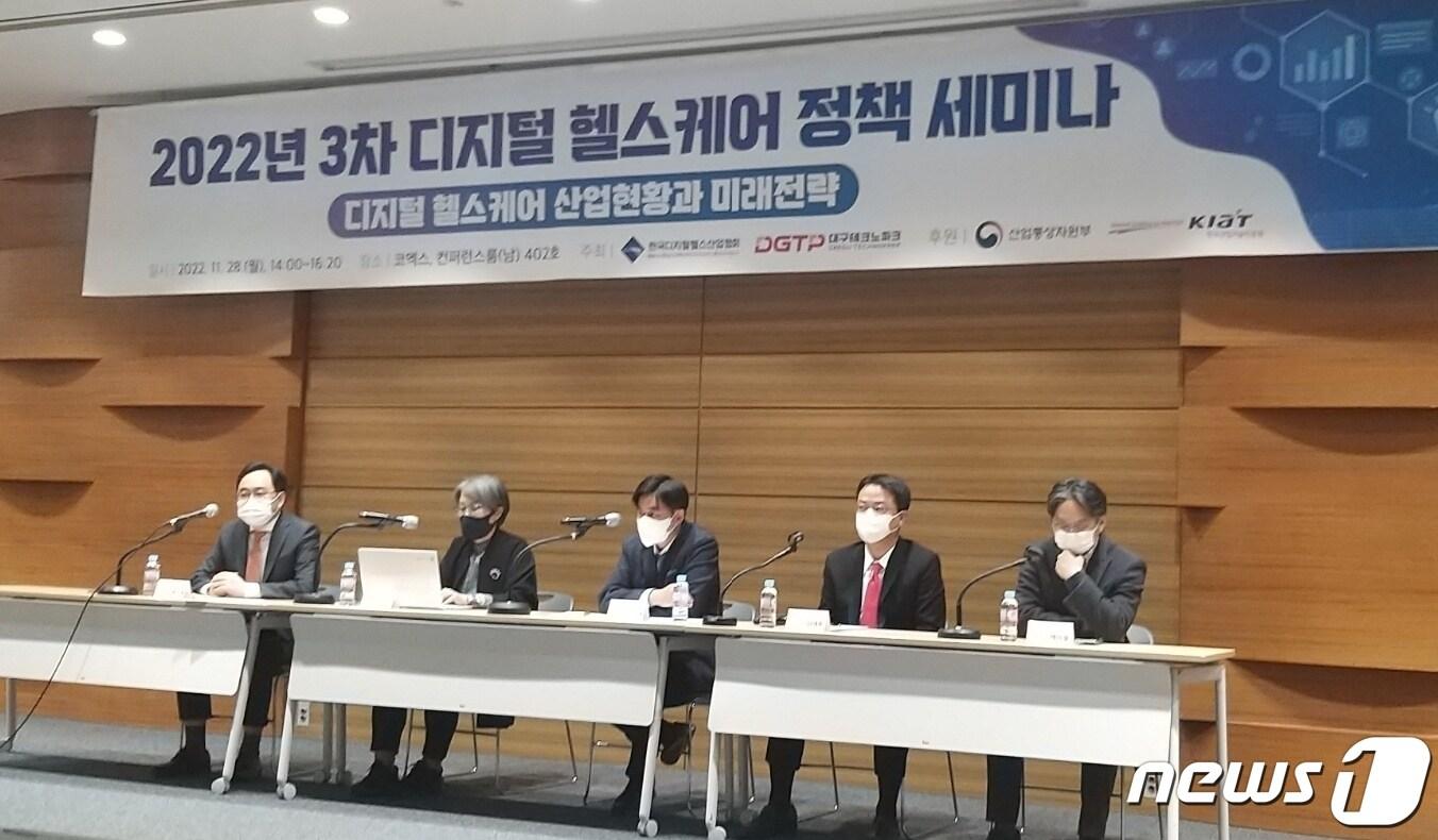 본문 이미지 - 사단법인 한국디지털헬스산업협회는 28일 오후 서울 강남구 코엑스에서 기술-기업 간 융합된 사업 창출이 활성화되는 기업 친화 정책과 국내외 시장 창출을 위한 종합적인 육성 전략을 제안하는 &#39;2022년 제3차 디지털정책 세미나&#39;를 개최했다.