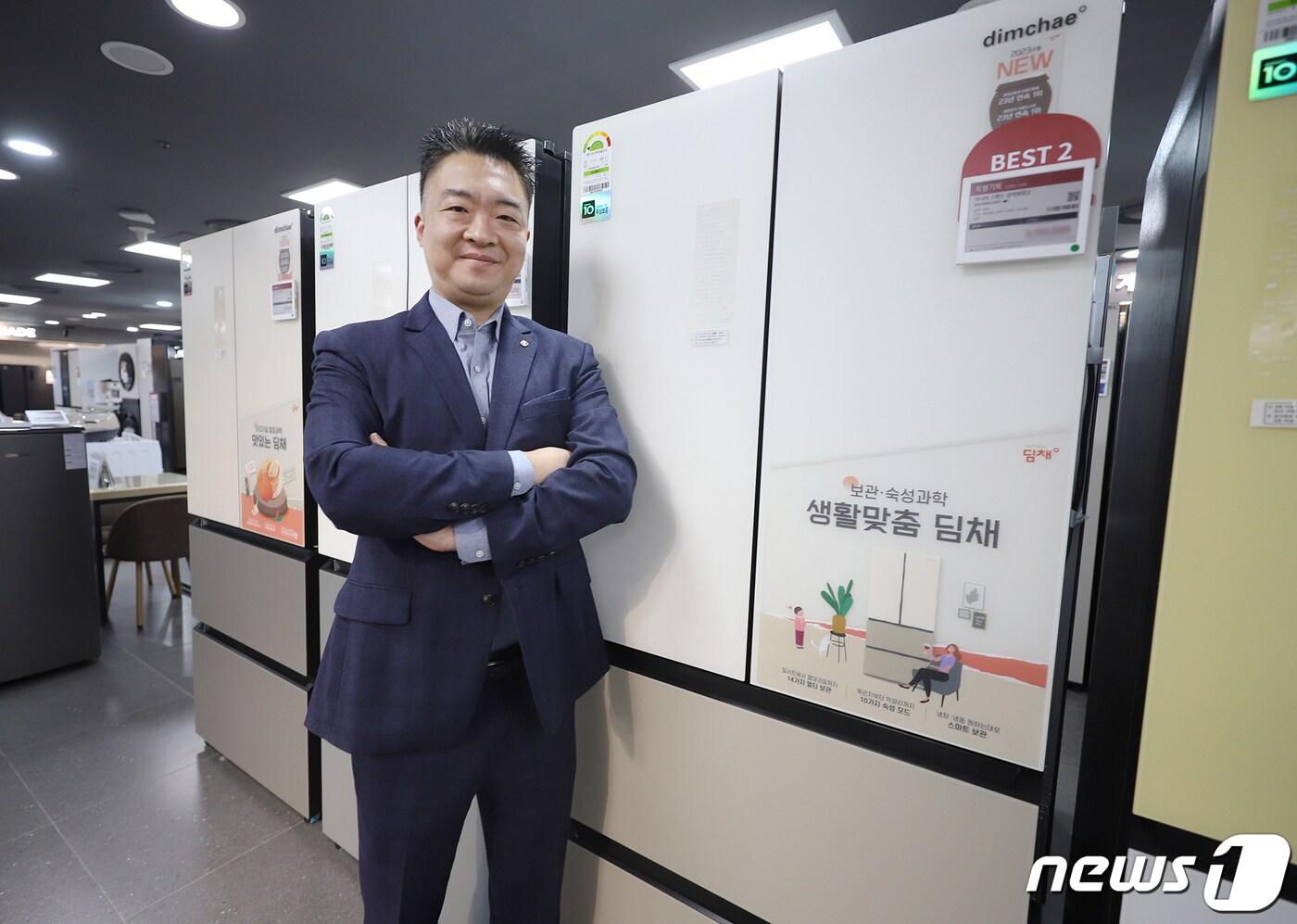 본문 이미지 - 27일 백승훈 롯데하이마트 청주터미널점 매니저가 롯데하이마트 서울역롯데마트점 매장에서 포즈를 취하고 있다. 지난해 김치냉장고 판매로 1등을 차지했다.(롯데하이마트 제공)