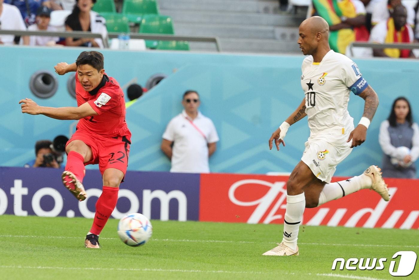 28일 오후(현지시간) 카타르 알라이얀 에듀케이션 시티 스타디움에서 열린 2022 카타르 월드컵 조별리그 H조 2차전 대한민국과 가나의 경기에서 대한민국 권창훈이 패스를 하고 있다. 2022.11.28/뉴스1 ⓒ News1 이동해 기자