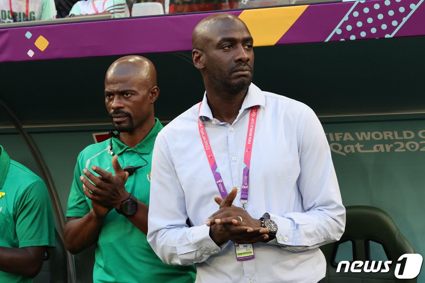 오토 아도 가나 축구대표팀 감독이 28일 오후(현지시간) 카타르 알라이얀 에듀케이션 시티 스타디움에서 열린 2022 카타르 월드컵 조별리그 H조 2차전 대한민국과의 경기에 앞서 국가 제창 후 박수를 치고 있다. 2022.11.28/뉴스1 ⓒ News1 이동해 기자