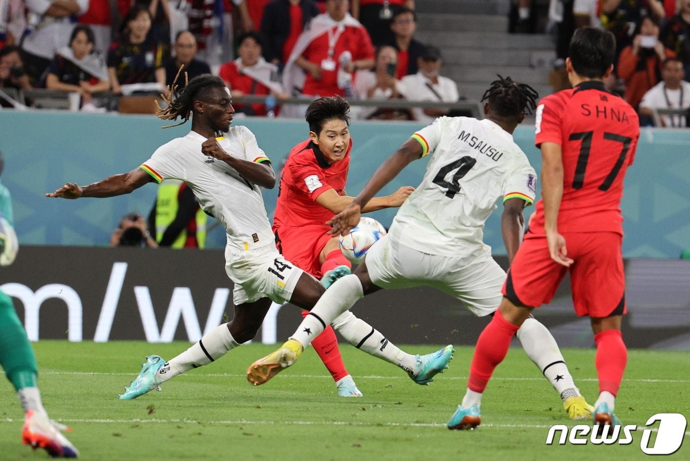 28일 오후(현지시간) 카타르 알라이얀 에듀케이션 시티 스타디움에서 열린 2022 카타르 월드컵 조별리그 H조 2차전 대한민국과 가나의 경기에서 대한민국 이강인이 프리킥 슛을 하고 있다. 2022.11.28/뉴스1 ⓒ News1 이광호 기자