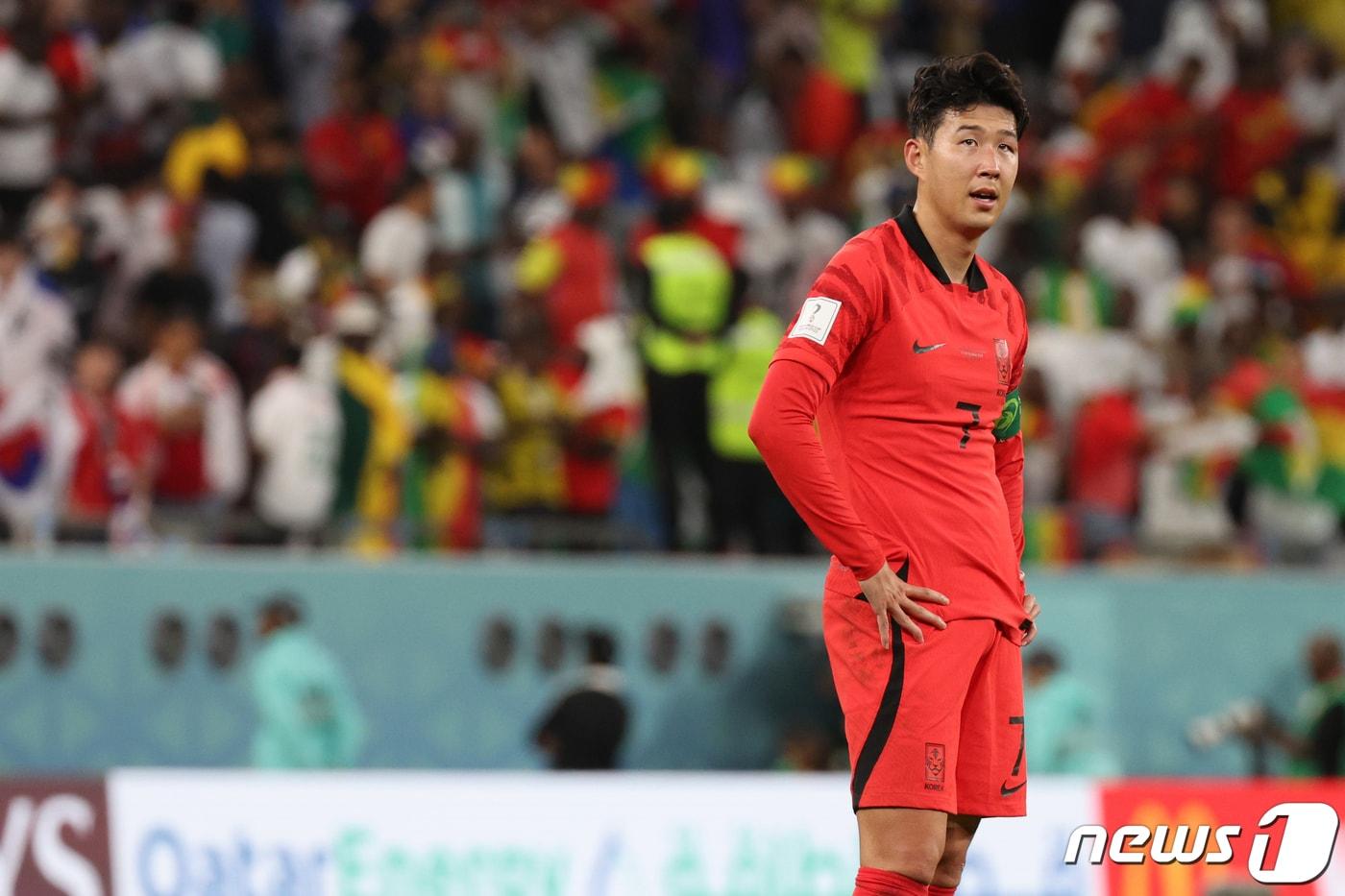 28일(한국시간) 카타르 알라이얀 에듀케이션 시티 스타디움에서 열린 2022 카타르 월드컵 조별리그 H조 2차전 대한민국과 가나의 경기에서 손흥민이 2-3으로 경기를 마친 후 아쉬워하고 있다. 2022.11.29/뉴스1 ⓒ News1 이광호 기자