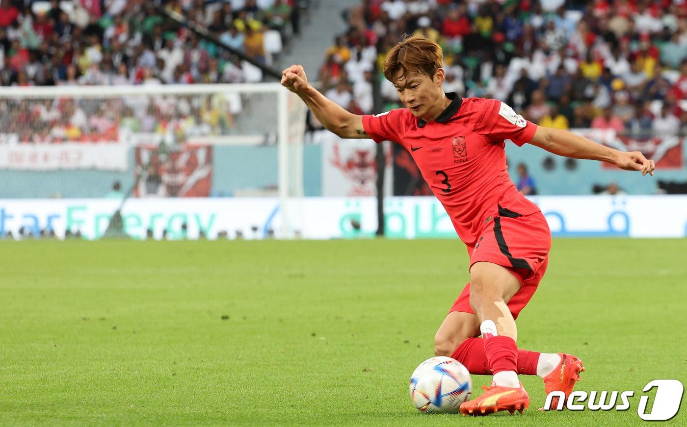 김진수가 28일  카타르 알라이얀 에듀케이션 시티 스타디움에서 열린 2022 카타르 월드컵 조별리그 H조 2차전 대한민국과 가나의 경기에서 돌파를 시도하고 있다. 2022.11.28/뉴스1 ⓒ News1 이동해 기자
