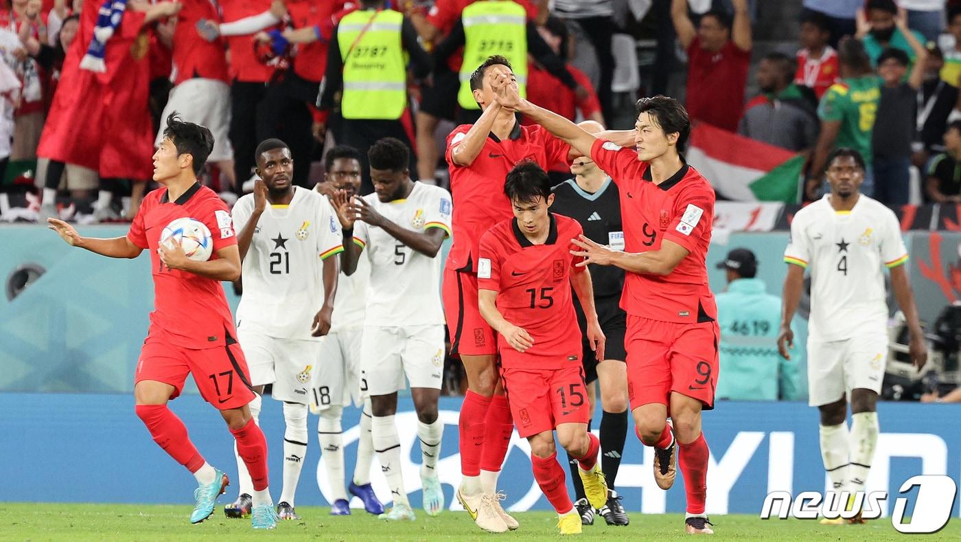 조규성이 28일 오후(현지시간) 카타르 알라이얀 에듀케이션 시티 스타디움에서 열린 2022 카타르 월드컵 조별리그 H조 2차전 대한민국과 가나의 경기에서 만회골을 넣은 뒤 동료들과 기쁨을 나누고 있다. 경기 결과는 한국의 2대3 석패. 2022.11.29/뉴스1 ⓒ News1 이동해 기자