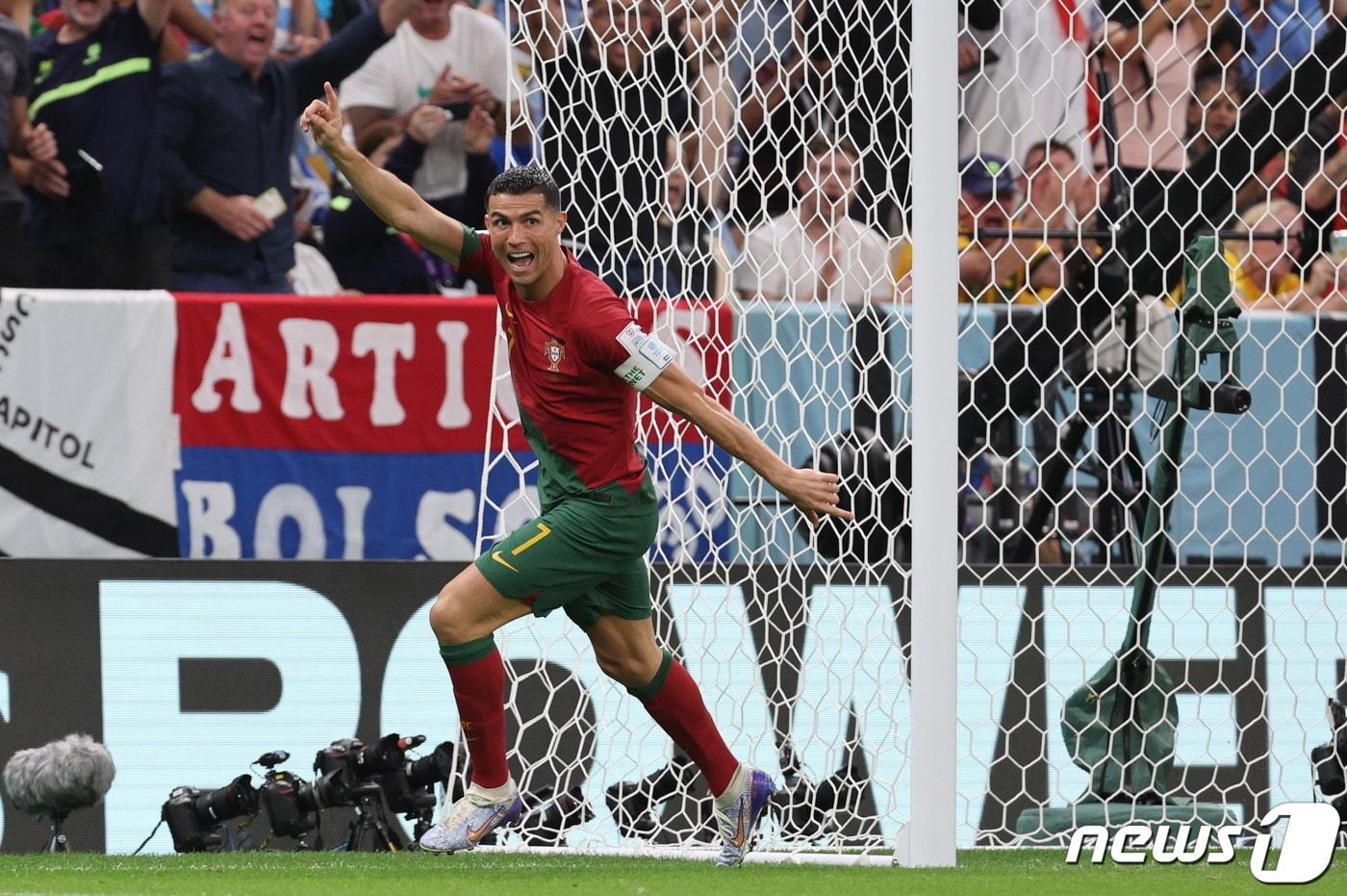 28일 오후(현지시간) 카타르 루사일 스타디움에서 열린 2022 카타르 월드컵 조별리그 H조 2차전 포르투갈과 우루과이의 경기에서 포르투갈 호날두가 브루노 페르난데스의 득점에 환호 하고 있다. 2022.11.29/뉴스1 ⓒ News1 이광호 기자