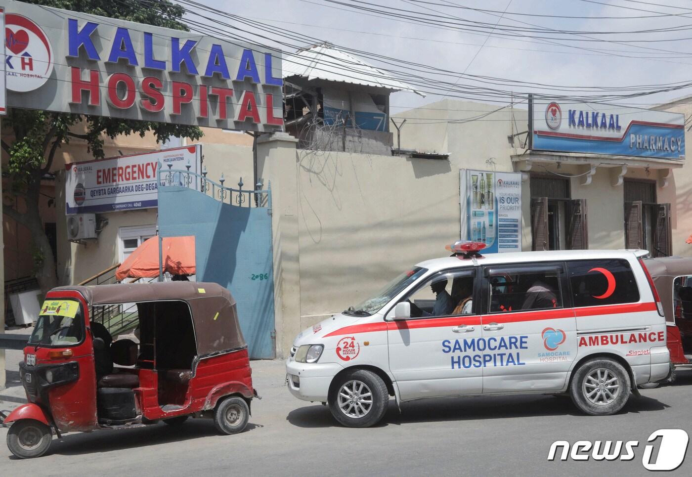 28일(현지시간) 소말리아 수도 모가디슈에서 알카에다와 연계된 이슬람 극단주의 무장세력인 알샤바브가 빌라로즈 호텔에서 인질극을 벌인 후 신원 미상의 부상자를 태운 구급차가 병원에 진입하고 있는 모습. 2022.11.28/뉴스1 ⓒ 로이터=뉴스1 ⓒ News1 김민수 기자