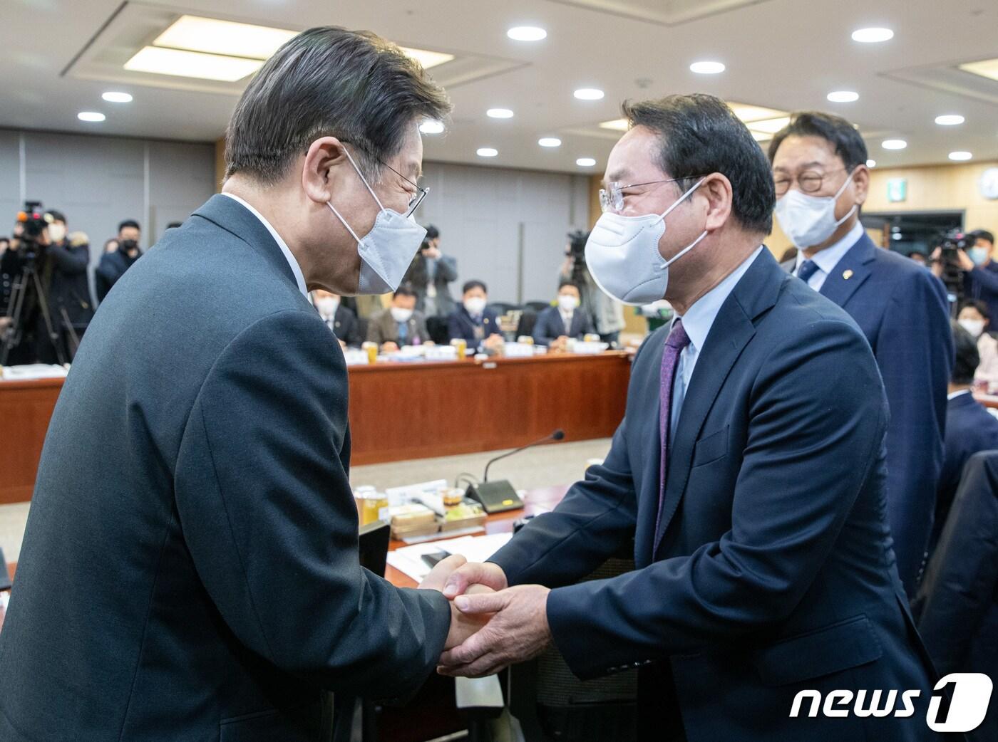 본문 이미지 - 이재명 더불어민주당 대표(왼쪽)와 유정복 인천시장이 29일 오전 서울 여의도 국회 의원회관에서 열린 2022년 더불어민주당 인천시당·인천시 당정협의회에서 악수하고 있다. 2022.11.29/뉴스1 ⓒ News1 이재명 기자
