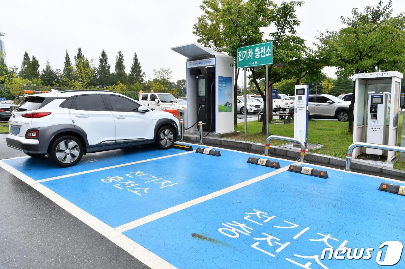 본문 이미지 - 수원시 영통구청에 설치된 전기차 충전기.