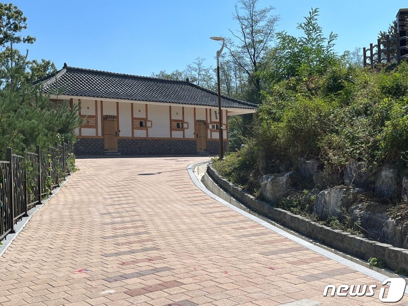 본문 이미지 - 영동군이 직영하는 일라이트 휴양빌리지 전경. (영동군 제공) 