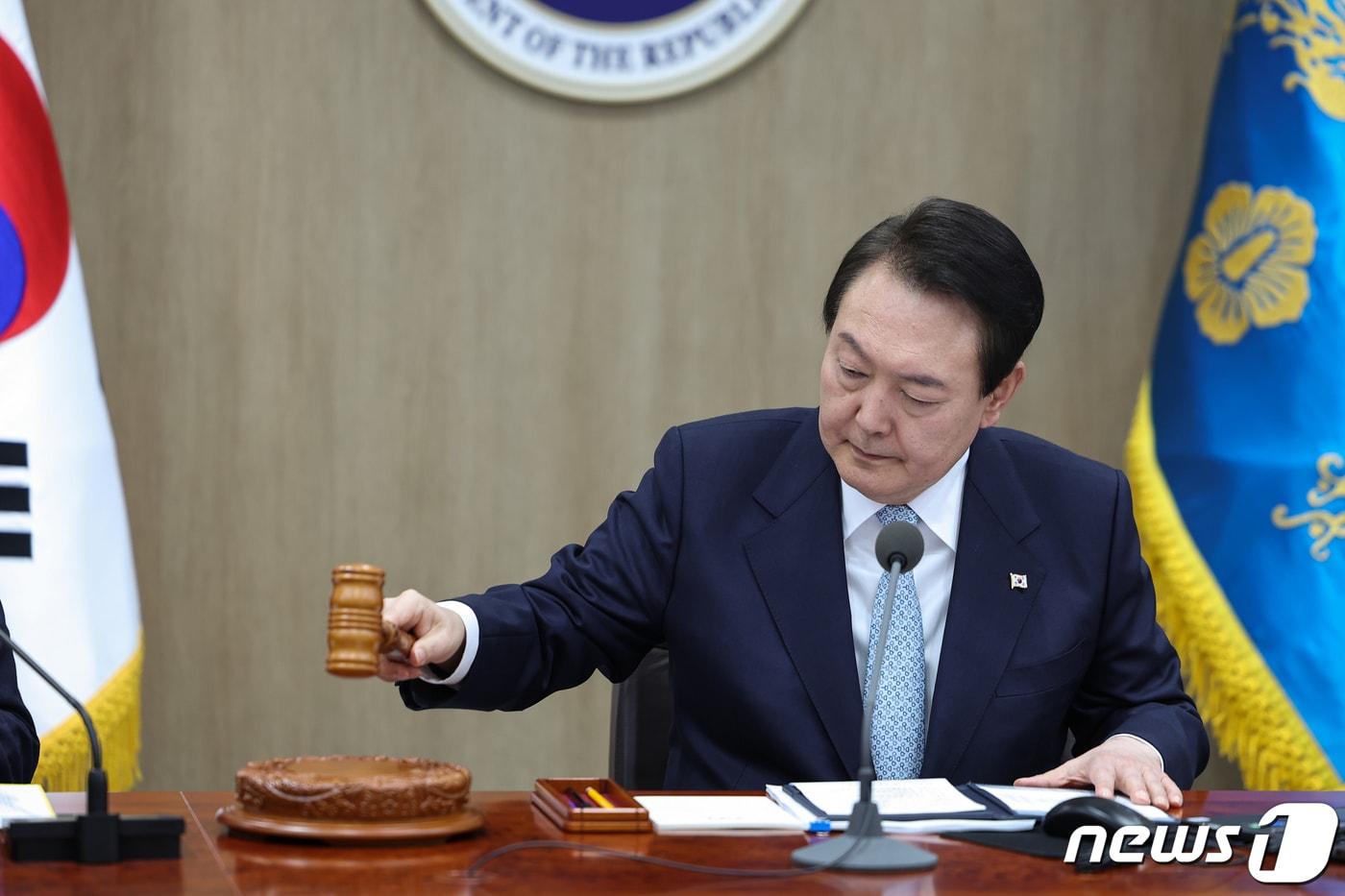 본문 이미지 - 윤석열 대통령이 29일 용산 대통령실에서 열린 국무회의를 주재하며 의사봉을 두드리고 있다. 윤 대통령은 이 자리에서 "정부는 오늘 우리 민생과 국가 경제에 초래될 더 심각한 위기를 막기 위해 부득이 시멘트 분야의 운송 거부자에 대해 업무개시명령을 발동한다"며 사상 첫 업무개시명령에 나섰다. (대통령실 제공) 2022.11.29/뉴스1 ⓒ News1 오대일 기자