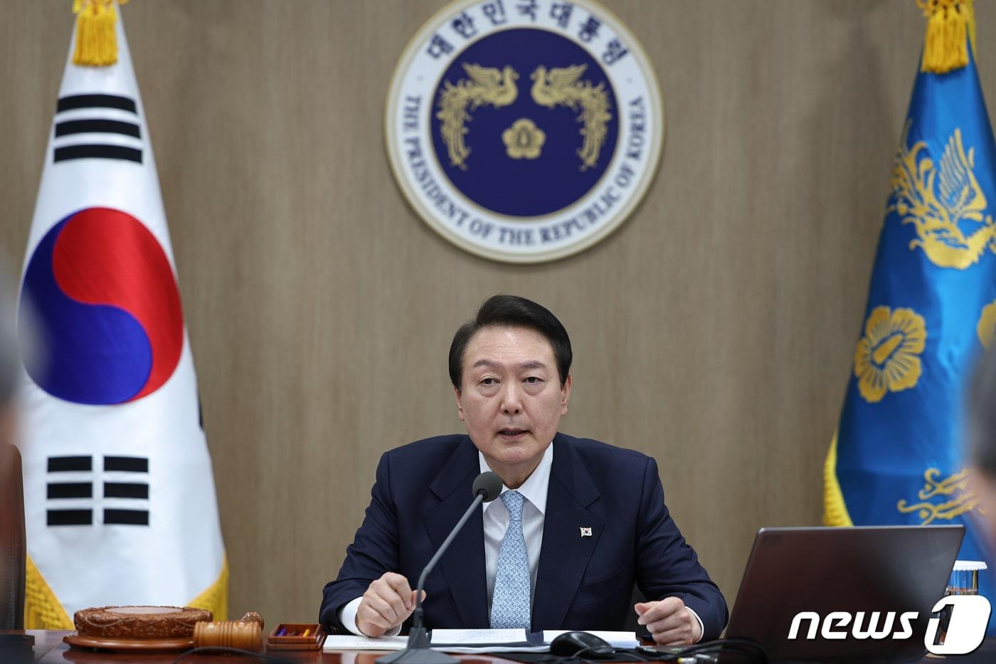 윤석열 대통령이 29일 용산 대통령실에서 열린 국무회의를 주재하고 있다. 윤 대통령은 이 자리에서 "정부는 오늘 우리 민생과 국가 경제에 초래될 더 심각한 위기를 막기 위해 부득이 시멘트 분야의 운송 거부자에 대해 업무개시명령을 발동한다＂며 사상 첫 업무개시명령에 나섰다. (대통령실 제공) 2022.11.29/뉴스1 ⓒ News1 오대일 기자