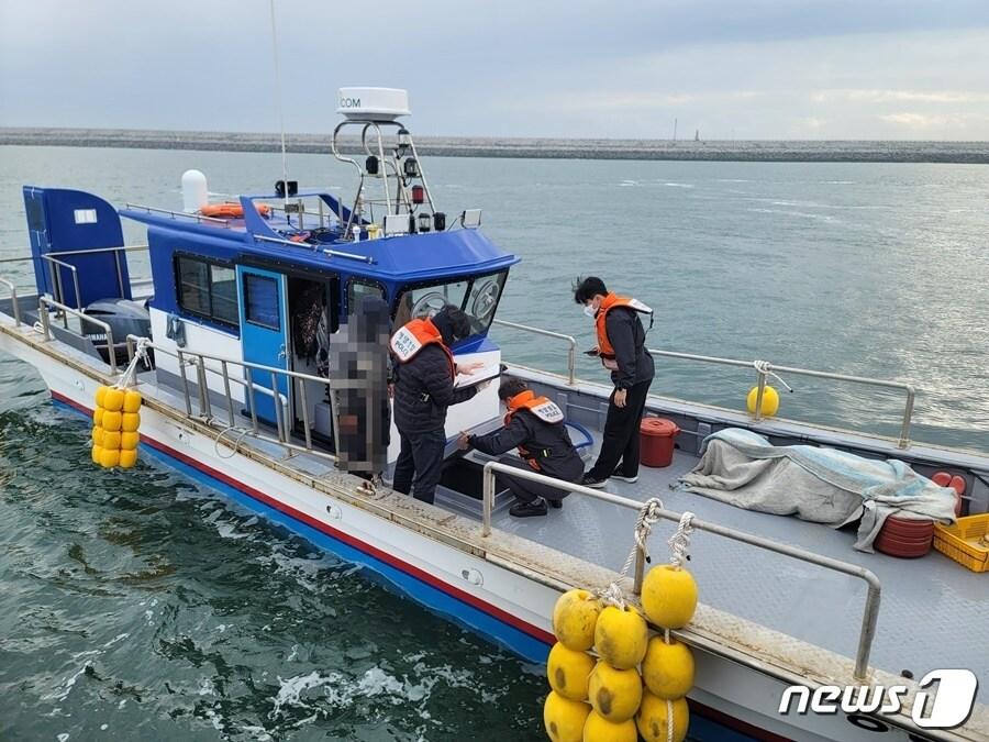 본문 이미지 - 군산해경 형사기동정 직원들이 해양안전 저해사범에 대한 특별단속을 벌이고 있다.(군산해경 제공) 2022.11.29/뉴스1